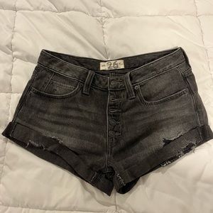 Free people Jean shorts in blackish/gray color. Size 26